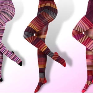 Könnte beinhalten: Drei Paar gestreifte Strumpfhosen in verschiedenen Farbschemata. Die Strumpfhosen weisen horizontale Streifen in den Farbtönen Rosa, Lila, Rot, Gelb und Schwarz auf. Die Strumpfhosen werden vor einem hellrosa Hintergrund präsentiert.