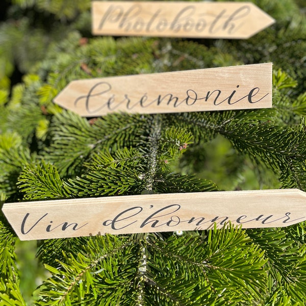 Hand-painted Wooden Directional Signs for Wedding Decor - Panneaux/Fleches directionnelles en bois peint pour décoration mariage