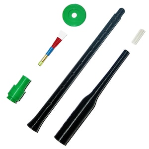 Puede incluir: Una flauta irlandesa de madera negra con una tapa verde, una lengüeta de plástico verde, una lengüeta de plástico blanca y una lengüeta de plástico blanca, roja y azul.