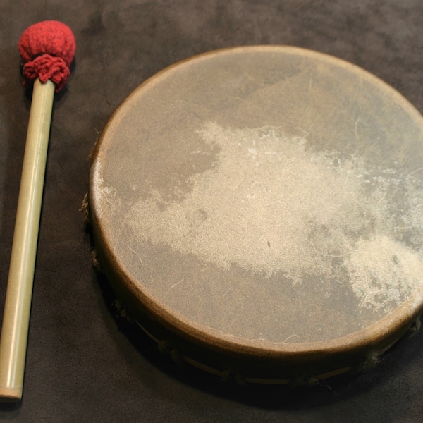 Medieval drum, suitable to play with bagpipipes