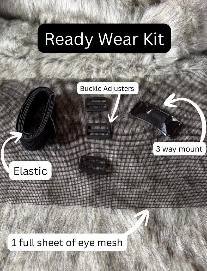 Może przedstawiać: Zestaw Ready Wear zawiera czarną gumkę, regulatory klamry, mocowanie 3-drożne i pełny arkusz siatki na oczy. Tekst "Ready Wear Kit" jest wyświetlany w czarnym prostokącie. Elementy są ułożone na szarej siatce.