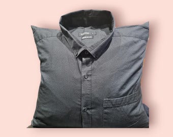 Cojín de recuerdo hecho con la camisa de un ser querido.