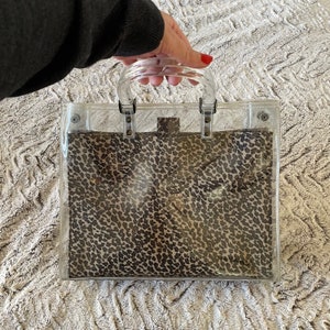 Linda bolsa vintage de plástico transparente e estampa de leopardo