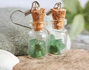 Boucles d&#39;oreilles en verre vert Seaham Sea : bocal miniature, bijoux faits main