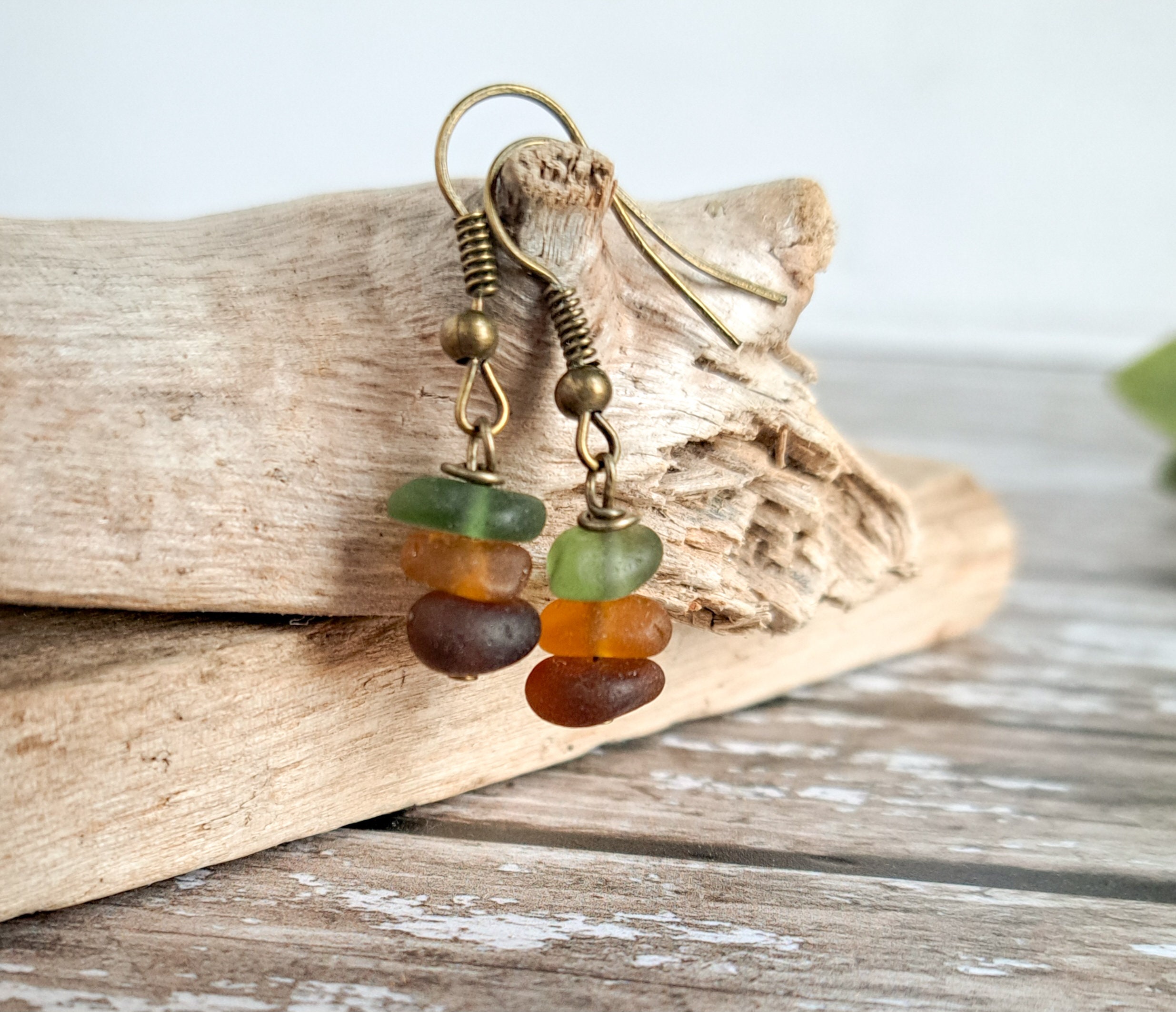 Boucles d'oreilles en verre de mer coloré : bijoux bohèmes faits main