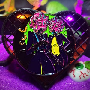 Limited Edition Lady Ghouls geëmailleerde pin 2" - blacklight-variant