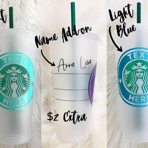 Peut inclure: Gobelets froids transparents de style Starbucks avec des pailles vertes. L'un des gobelets pr&eacute;sente un logo vert menthe avec le texte "TEXT HERE". Un autre gobelet porte le nom "Anna Lisa". Le troisi&egrave;me gobelet a un logo bleu clair avec le texte "TEXT HERE".