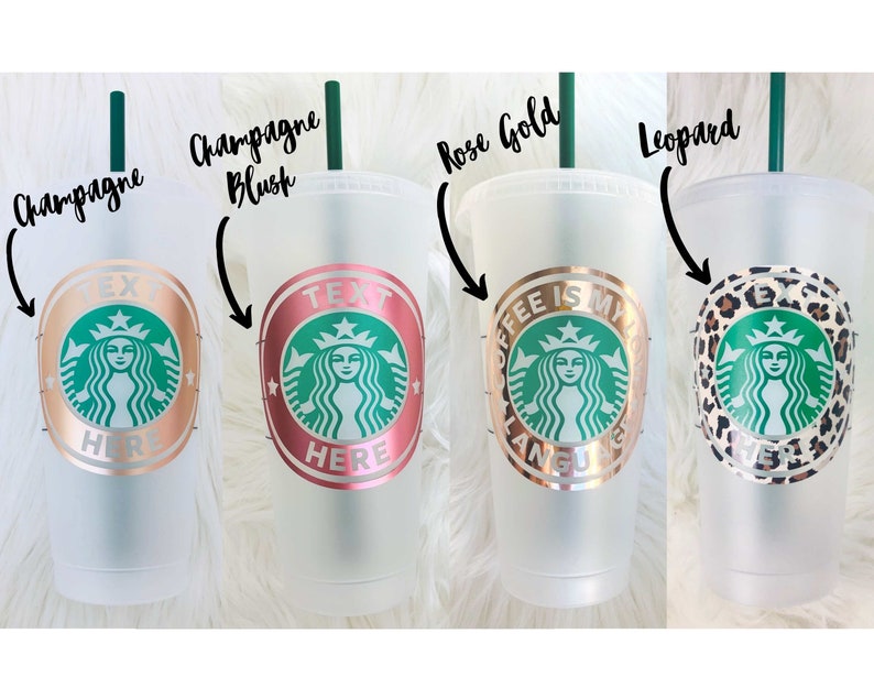 Peut inclure: Quatre gobelets froids en plastique transparent avec des pailles vertes. Chaque gobelet pr&eacute;sente un design diff&eacute;rent avec le logo Starbucks. Les designs incluent : champagne, champagne blush, or rose et imprim&eacute; l&eacute;opard. Le texte sur les gobelets comprend "TEXT HERE" et "COFFEE IS MY LANGUAGE."