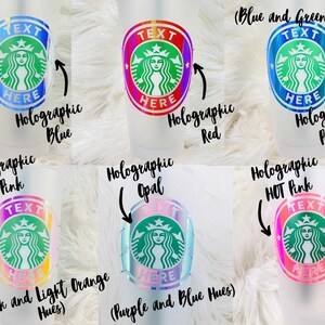 Peut inclure: Plusieurs gobelets en plastique transparents avec des motifs holographiques du logo Starbucks. Les motifs pr&eacute;sentent diverses combinaisons de couleurs, notamment le bleu, le rouge, le rose, l'opale et le rose vif, avec les mots "TEXT" et "HERE".