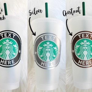 Peut inclure: Trois gobelets en plastique transparents avec des pailles vertes. Chaque gobelet pr&eacute;sente un logo avec un design de sir&egrave;ne verte et les mots "TEXT HERE". Les logos sont de couleurs noir mat, argent et ch&acirc;taigne.