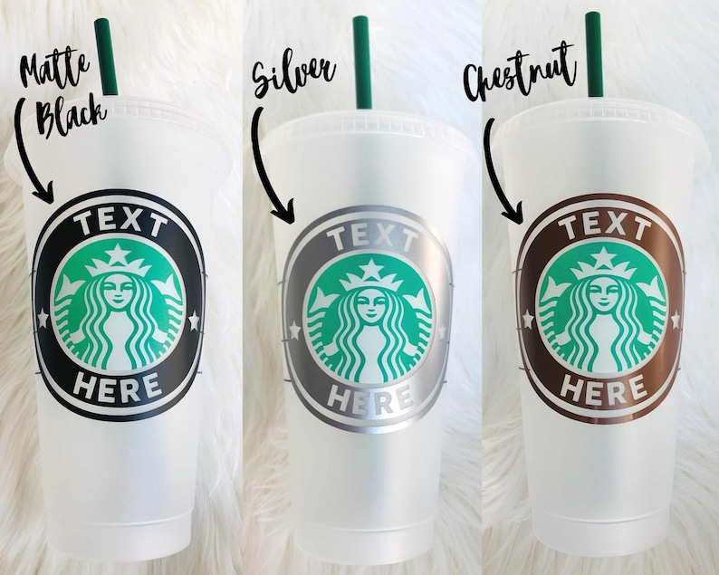 Peut inclure: Trois gobelets en plastique transparents avec des pailles vertes. Chaque gobelet pr&eacute;sente un logo avec un design de sir&egrave;ne verte et les mots "TEXT HERE". Les logos sont de couleurs noir mat, argent et ch&acirc;taigne.