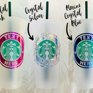 Peut inclure: Trois gobelets en plastique transparent avec des pailles vertes. Chaque gobelet a un embl&egrave;me d&eacute;coratif de couleur diff&eacute;rente avec le texte "TEXT HERE" et un logo vert. Les embl&egrave;mes sont roses, argent&eacute;s et bleus.