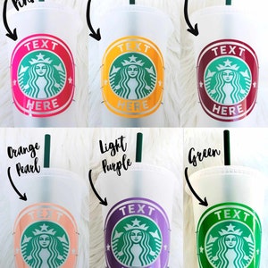 Peut inclure: Six gobelets froids en plastique transparent avec des pailles vertes. Chaque gobelet pr&eacute;sente un logo de couleur diff&eacute;rente avec le texte "TEXT HERE". Les couleurs incluent rose vif, tangerine, rouge fonc&eacute;, orange perle, violet clair et vert.