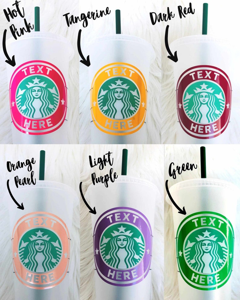 Peut inclure: Six gobelets froids en plastique transparent avec des pailles vertes. Chaque gobelet pr&eacute;sente un logo de couleur diff&eacute;rente avec le texte "TEXT HERE". Les couleurs incluent rose vif, tangerine, rouge fonc&eacute;, orange perle, violet clair et vert.