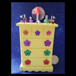 Coiffeuse/meuble-lavabo miniature avec miroir, lampe et flacons de parfum