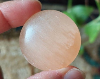 Persikaselenitcabochoner (14–17 g styck): Ursprung från Marocko