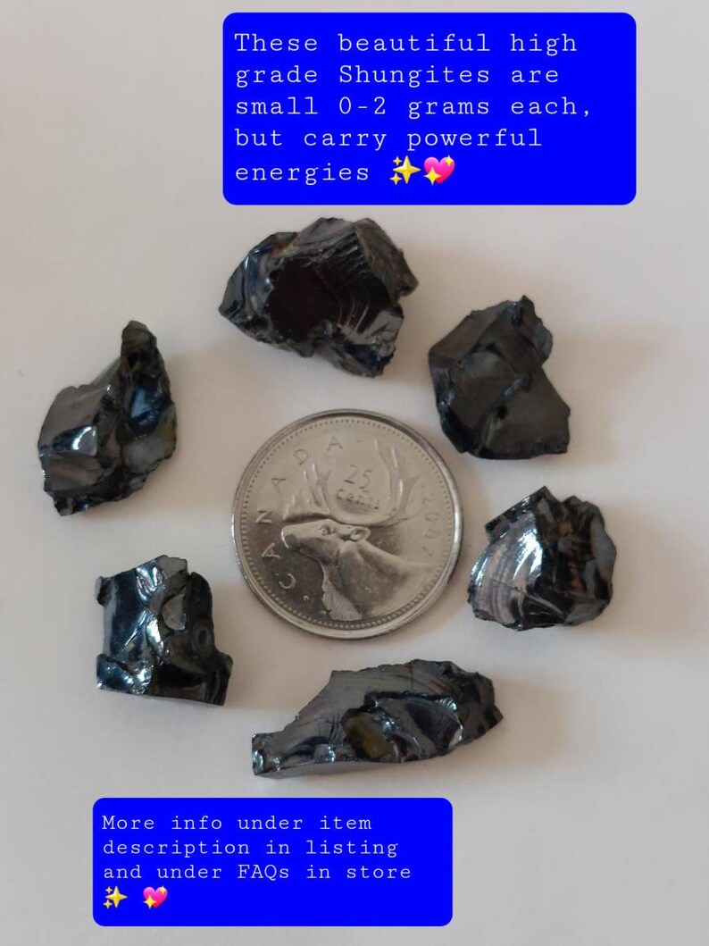 K&ouml;nnte beinhalten: Sechs kleine, dunkelgraue Shungit-Steine, die jeweils zwischen 0 und 2 Gramm wiegen, sind um eine kanadische 25-Cent-M&uuml;nze angeordnet. Der Text "These beautiful high grade Shungites are small 0-2 grams each, but carry powerful energies" ist &uuml;ber den Steinen zu sehen. Der Text "More info under item description in listing and under FAQs in store" ist unter den Steinen zu sehen.