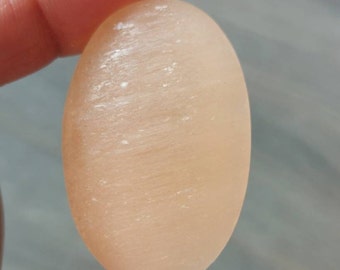 Persikaselenitcabochoner (10-13 g styck): Ursprung från Marocko