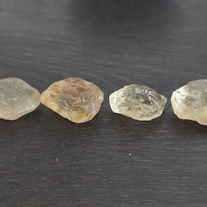 ORTHOCLASE (een vorm van maansteen) (rauw, klein, AAA-kwaliteit) {**Prijs is voor één kristal**}