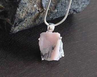 Hanger van ruwe roze opaal: sterling zilver