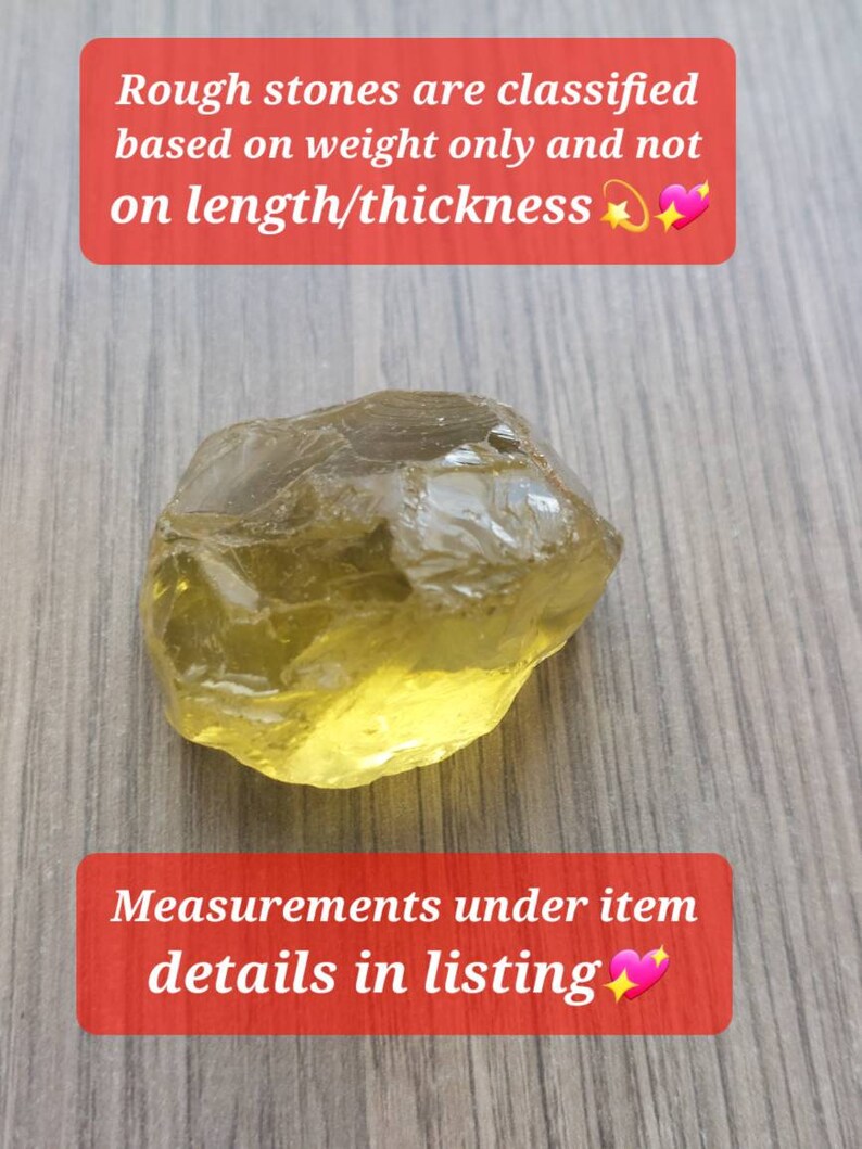 K&ouml;nnte beinhalten: Ein rauer, gelbbrauner Edelstein auf einer Holzoberfl&auml;che. Der Text "Rough stones are classified based on weight only and not on length/thickness" befindet sich &uuml;ber dem Stein. Der Text "Measurements under item details in listing" befindet sich unter dem Stein.