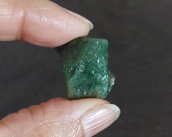 緑色のグロッシュラーガーネット結晶：タンザニア、メレラニ丘陵産の