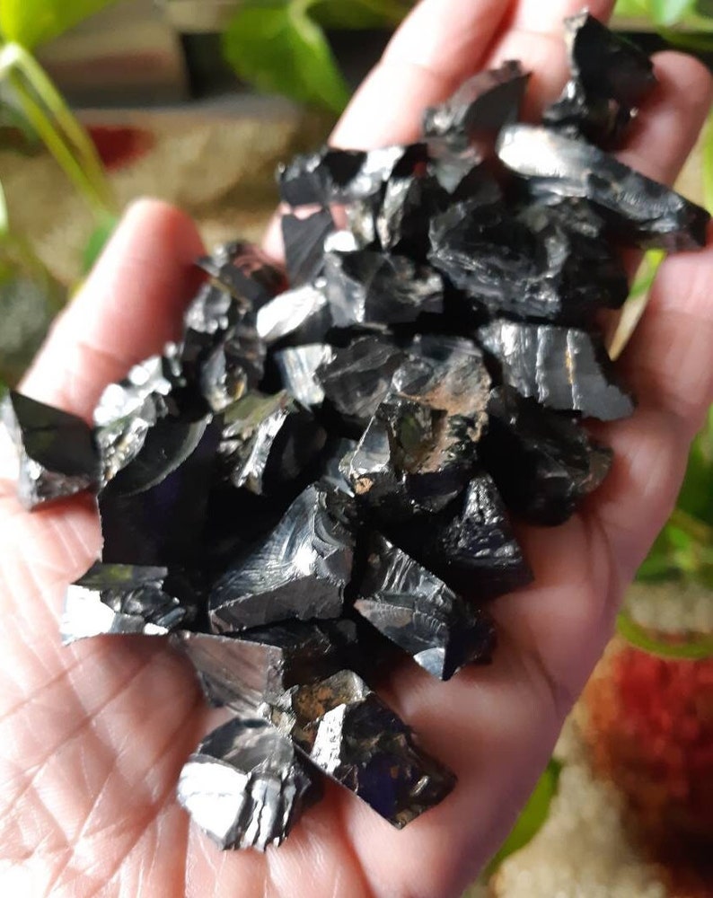 K&ouml;nnte beinhalten: Ein Haufen schwarzer, metallischer, unregelm&auml;&szlig;ig geformter Kristalle. Die Kristalle haben eine gl&auml;nzende, reflektierende Oberfl&auml;che.