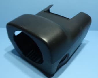 Könnte beinhalten: Schwarze Lenkradabdeckung aus Kunststoff für ein Auto.