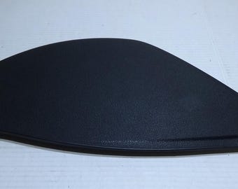 Könnte beinhalten: Ein schwarzes Kunststoffteil für die Innenausstattung eines Autos. Das Teil ist gebogen und hat eine strukturierte Oberfläche.