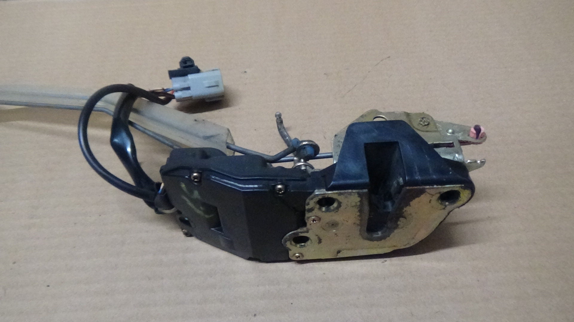 thumbnail image 2 of Front Right Passenger Side Door Lock Actuator For Toyota Tacoma 1998-2004 – Direct Replacement 2 of 3