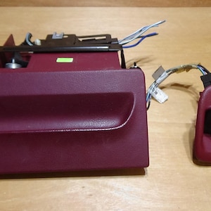 以下が含まれることがあります： 斑点のあるマット仕上げのセラミックマグカップ3個セット。マグカップはクリーム色、ライトグレー、ダークグレーの色合いです。各マグカップはシンプルでミニマルなデザインで、丸みを帯びたハンドルが付いています。