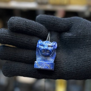 Mooi amulet van Sekhmet | ketting van Sekhmet | Oud-Egyptisch | Godin van de oorlog in de Egyptische mythologie, gemaakt van lapis lazuli | Gemaakt in Egypte