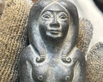 Estatua de piedra basáltica de Hathor, diosa egipcia del amor