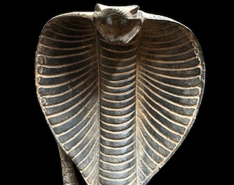 Statua del cobra egiziano Uraeus, una delle divinità di protezione più importanti in Egitto, autentico, egiziano fatto a mano. Scultura cobra-mito egiziano