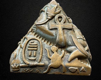 古代エジプト 真鍮細工装飾プレート 壁掛け　アンティーク　ピラミッド　ファラオ エジプト土産 ファラオの呪い ツタンカーメン 真鍮 ピラミッド 棺
