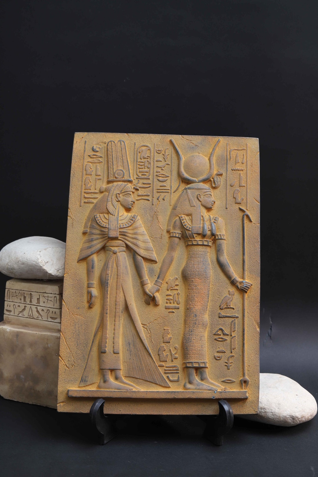 ネフェルタリ王妃とハトホルのレリーフ像：古代エジプトの石の彫刻