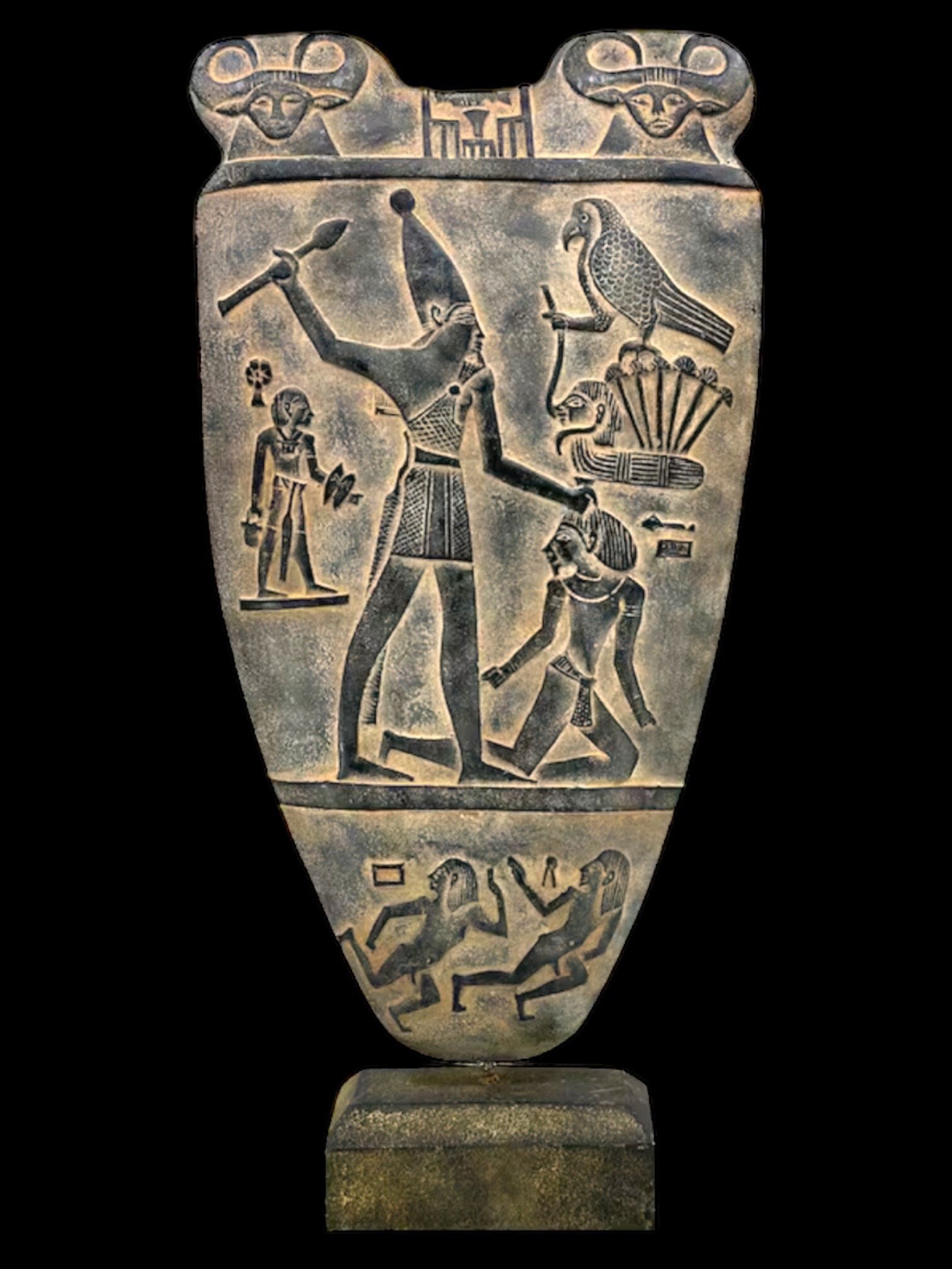 手作りのナルメルパレットのレプリカ：古代エジプト博物館の展示品