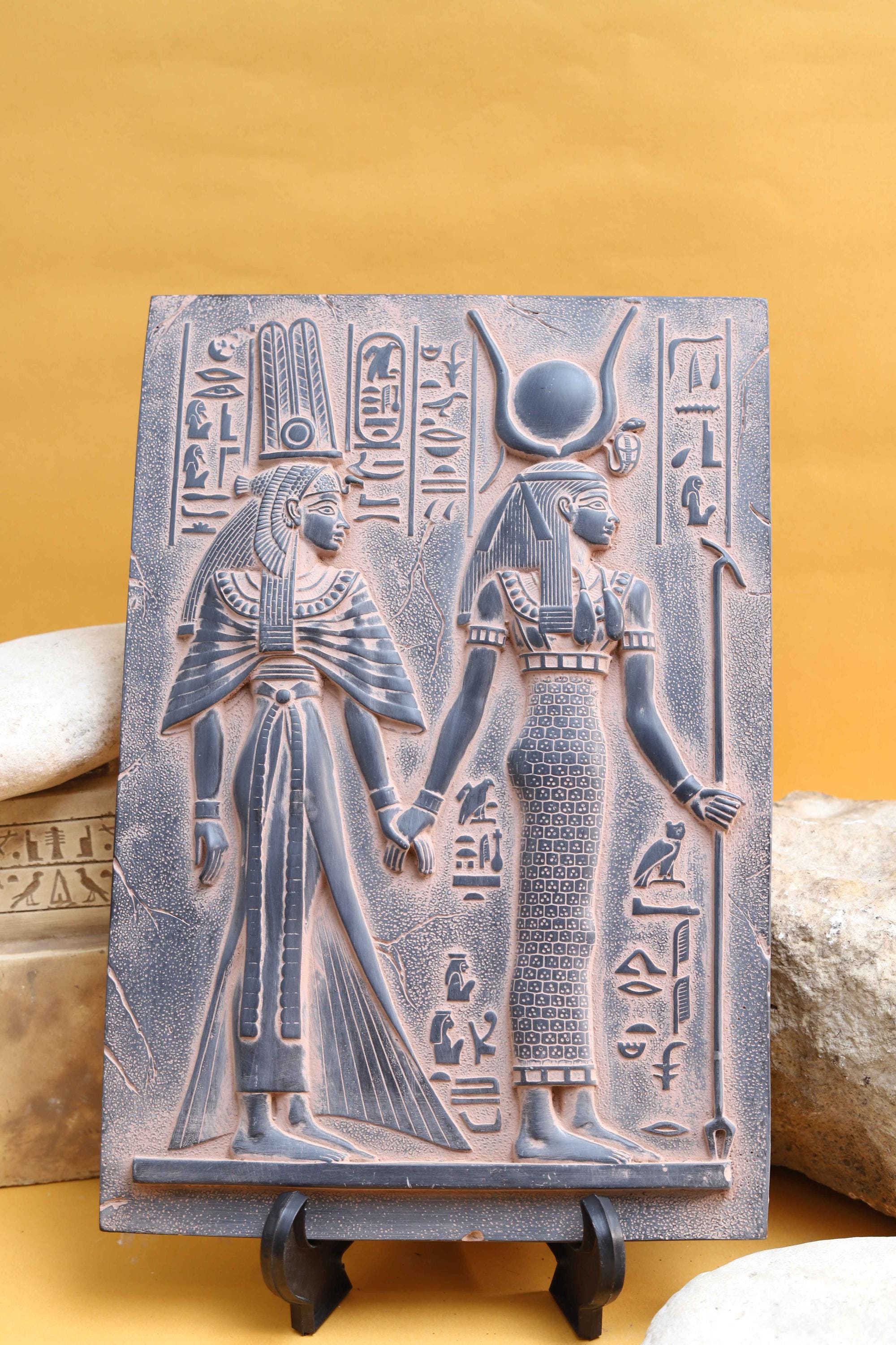 ネフェルタリ王妃とハトホルの石のレリーフ:古代エジプトの彫刻 ネフェルタリ王妃とハトホルの石のレリーフ:古代エジプトの彫刻