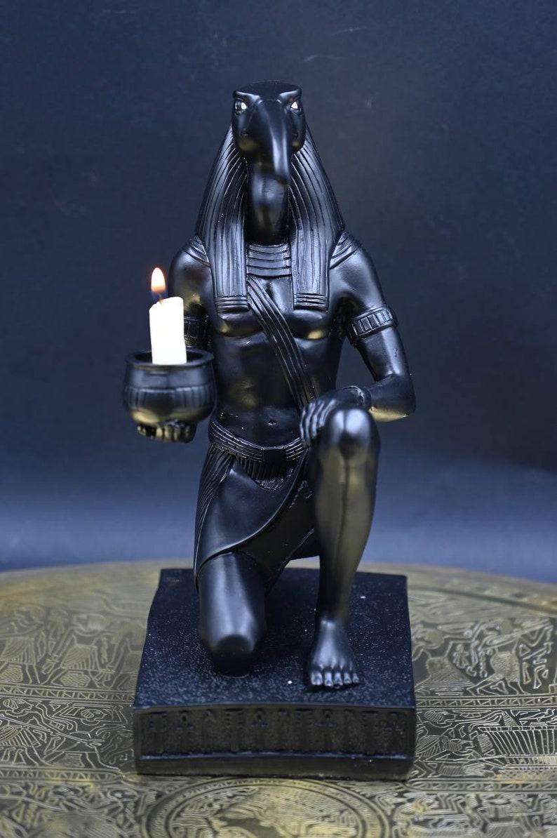 Figurine Pharaon égyptien Isolé Sur Fond Blanc Vue Latérale | Photo Premium