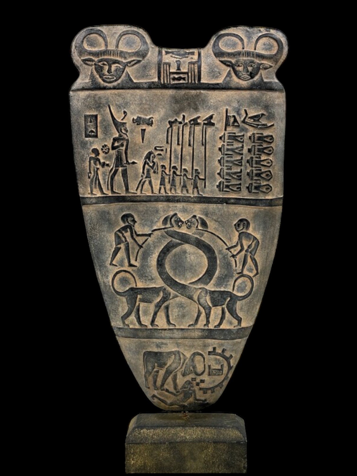 手作りのナルメルパレットのレプリカ：古代エジプト博物館の展示品