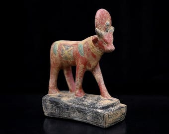 Estatua de la diosa egipcia Hathor: Escultura de la vaca Apis