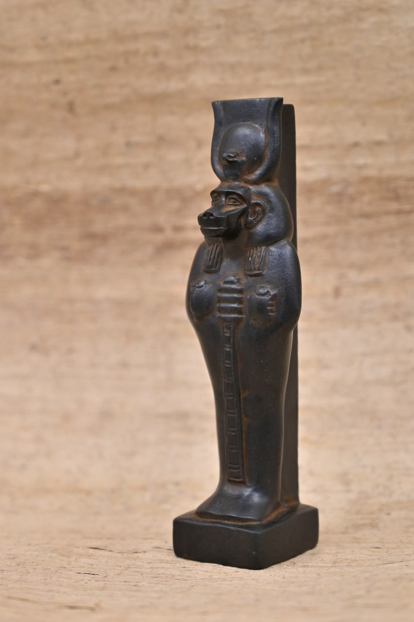 Oud Egyptisch Standbeeld Van Falcon God Horus Bij De Tempel Van Edfu Nubia Egypte 178679650