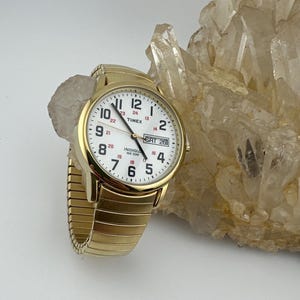 Reloj Timex Easy Reader para hombre, tono dorado, con correa extensible, luz indiglo, día y fecha, esfera blanca, batería nueva.