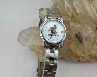 Lynchburg College kvartsklocka med armband och boett i rostfritt stål, reptåligt mineralglas, NOS, nytt batteri