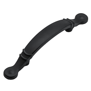 Puede incluir: Tirador de armario negro mate con diseño curvo. El tirador presenta detalles decorativos cerca de los extremos y una forma redondeada en cada extremo. Adecuado para cajones y armarios. Mide unos 10 cm de largo.