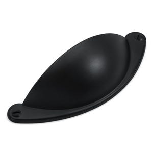 Puede incluir: Un tirador de cazoleta de metal negro mate con un diseño liso, curvo y semicircular. El herraje presenta dos pestañas de montaje planas a cada lado, cada una con una cabeza de tornillo visible para una fijación segura a un cajón.