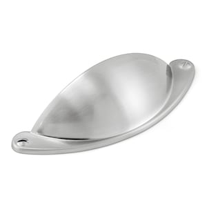 Könnte beinhalten: Ein Muschelgriff aus gebürstetem silberfarbenem Metall mit einem glatten, gewölbten, halbkreisförmigen Design. Der Beschlag verfügt über zwei flache Montageenden mit jeweils einem vorgebohrten Schraubloch für Schränke oder Schubladen.