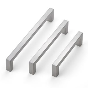 Puede incluir: Tres tiradores de armario de metal color plata con acabado cepillado. Cada tirador presenta un diseño de barra rectangular recta con dos postes de montaje perpendiculares en los extremos, dispuestos en diagonal de mayor a menor tamaño.