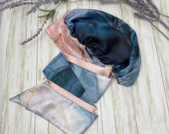 リバーシブルのマルベリーシルクボンネット ネイビーブルーとブラッシュのタイダイ染めボンネット（紐付き）