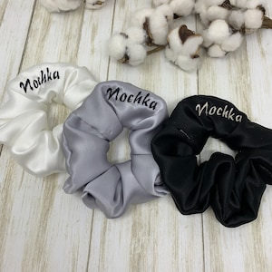 Bestickter Name auf Maulbeer reine Seide Scrunchies, Haar Scrunchies, Maulbeere Reine Seide Scrunchies, Custom Haarband